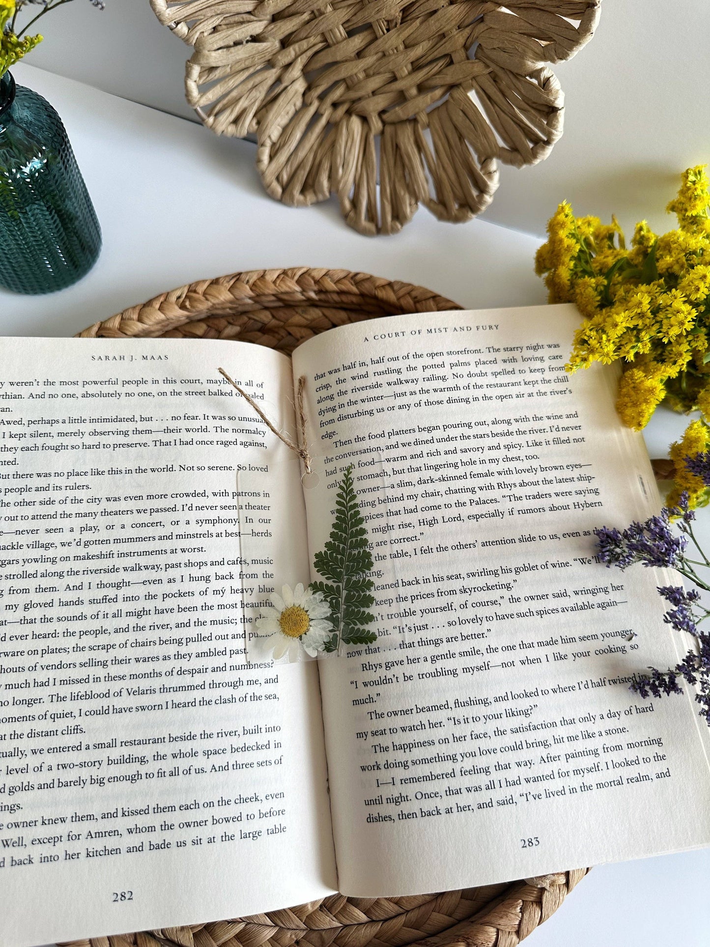 Petals & Pages by Grace - Mini daisy bookmark