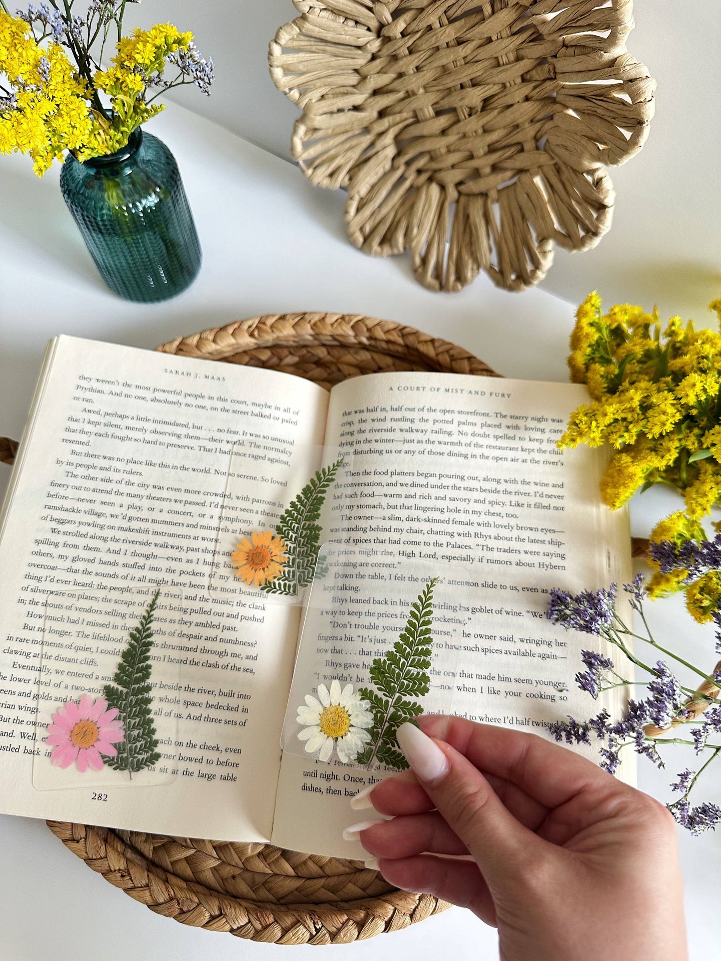 Petals & Pages by Grace - Mini daisy bookmark